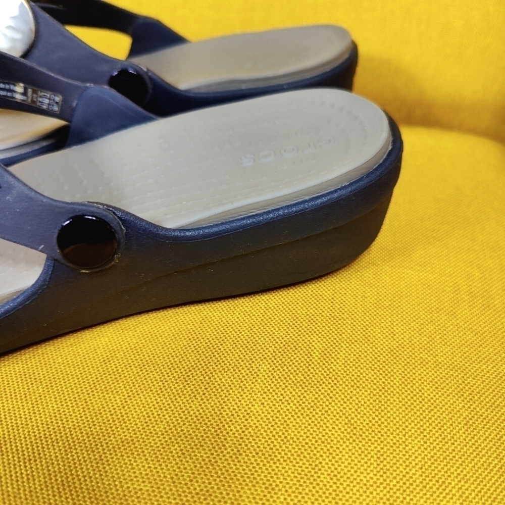 CROCS Sanrah Silver Hammered Medallion Navy Wedge Thong FlipFlop Sandal Women 10 - Picture 5 of 9